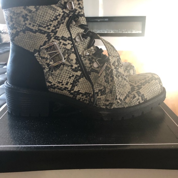 Snake skin look boots - Picture 3 of 6